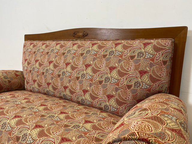 WMK I Wunderschönes historisches Sofa mit hochwertigem Bezug, handverziertem Holzrahmen und Federkern