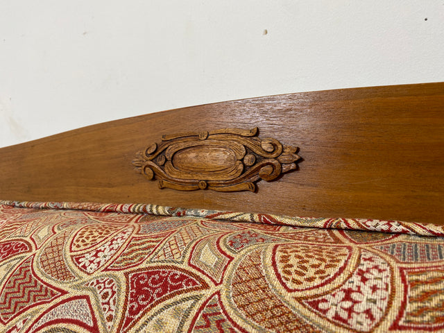 WMK I Wunderschönes historisches Sofa mit hochwertigem Bezug, handverziertem Holzrahmen und Federkern
