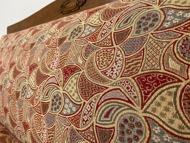 WMK I Wunderschönes historisches Sofa mit hochwertigem Bezug, handverziertem Holzrahmen und Federkern