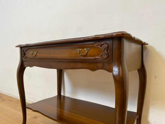WMK I Formschöne und sehr gut erhaltene kleine Vintage Kommode im antikem Stil mit Schublade