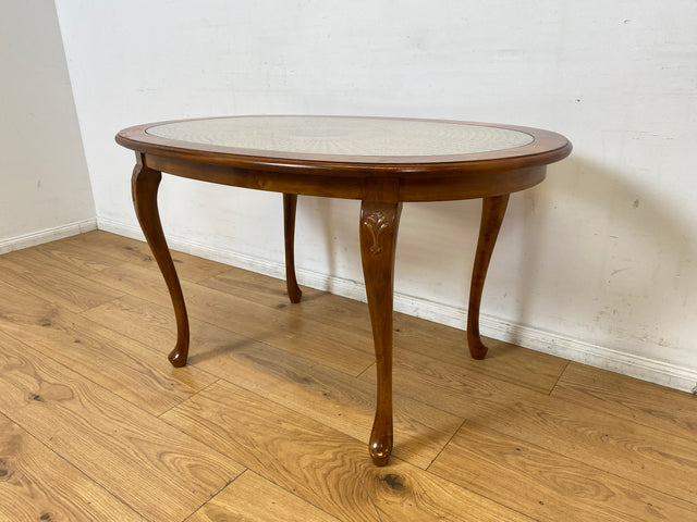 WMK I Edler handverzierter ovaler 60er Jahre Chippendale Couchtisch mit Glasplatte und Wiener Sonnengeflecht