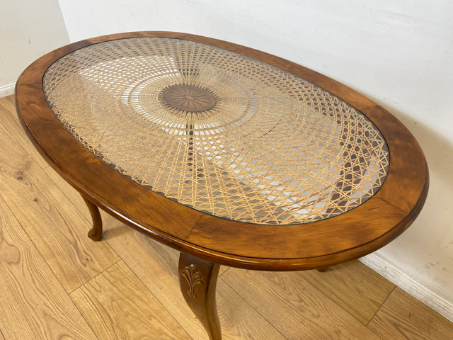 WMK I Edler handverzierter ovaler 60er Jahre Chippendale Couchtisch mit Glasplatte und Wiener Sonnengeflecht
