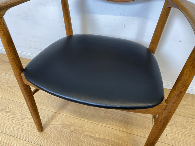 WMK I Stilvoller skandinavischer Mid-Century Armlehnstuhl mit Kunstleder Bezug