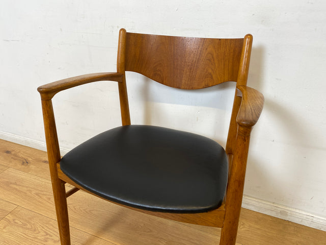 WMK I Stilvoller skandinavischer Mid-Century Armlehnstuhl mit Kunstleder Bezug