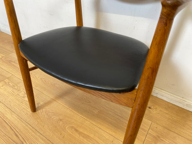 WMK I Stilvoller skandinavischer Mid-Century Armlehnstuhl mit Kunstleder Bezug