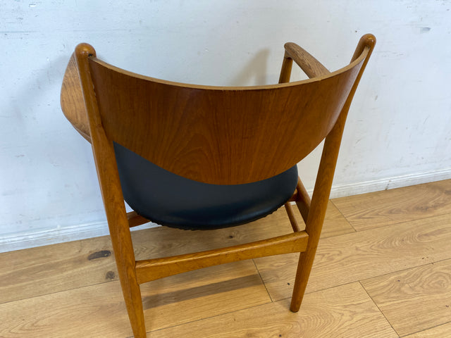 WMK I Stilvoller skandinavischer Mid-Century Armlehnstuhl mit Kunstleder Bezug
