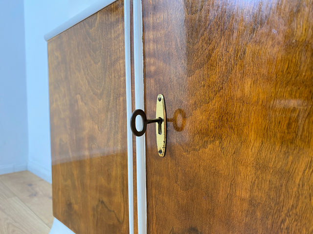WMK I 1/2 Wunderschöner weißer 30er Jahre Art Deco Nachttisch aus vollem Holz