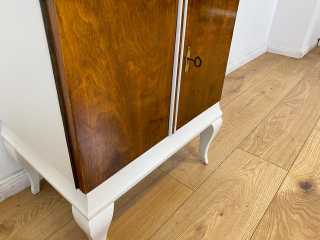WMK I 1/2 Wunderschöner weißer 30er Jahre Art Deco Nachttisch aus vollem Holz