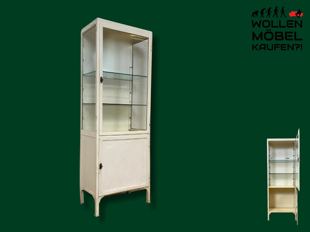 WMK I Stilvoller weißer 40er Jahre Medizinschrank aus Eisen I Vitrine Glasvitrine Apotheker Arzt Schrank Highboard Spind Display Metall Industrial Design Vintage Mid-Century I Berlin Köln Stuttgart