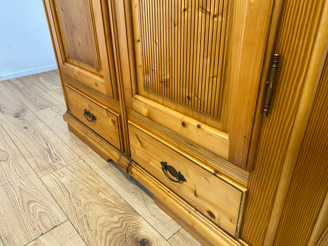 Sehr schöner Kleiderschrank in antikem Stil mit Schubladen I Schrank Dielenschrank Wäscheschrank Schlafzimmerschrank Garderobenschrank Landhaus Bauernschrank Vintage I