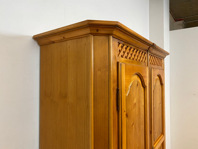 Sehr schöner Kleiderschrank in antikem Stil mit Schubladen I Schrank Dielenschrank Wäscheschrank Schlafzimmerschrank Garderobenschrank Landhaus Bauernschrank Vintage I