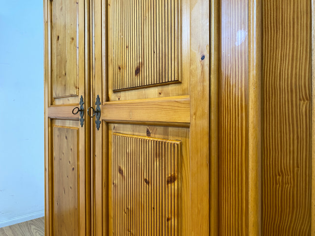 Sehr schöner Kleiderschrank in antikem Stil mit Schubladen I Schrank Dielenschrank Wäscheschrank Schlafzimmerschrank Garderobenschrank Landhaus Bauernschrank Vintage I