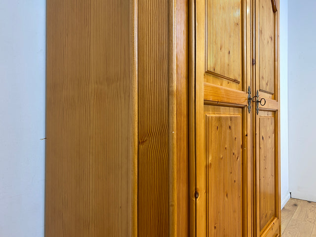 Sehr schöner Kleiderschrank in antikem Stil mit Schubladen I Schrank Dielenschrank Wäscheschrank Schlafzimmerschrank Garderobenschrank Landhaus Bauernschrank Vintage I