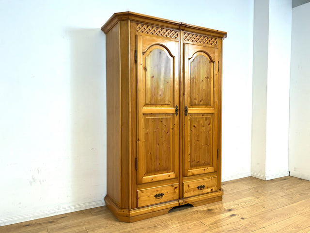 Sehr schöner Kleiderschrank in antikem Stil mit Schubladen I Schrank Dielenschrank Wäscheschrank Schlafzimmerschrank Garderobenschrank Landhaus Bauernschrank Vintage I