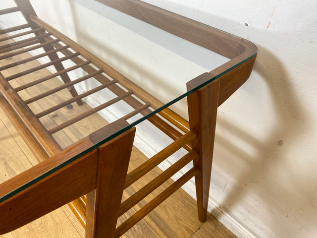 Stilvoller 60er Jahre Designer Couchtisch von František Jirák mit Glasplatte und Ablage I Glastisch Glascouchtisch Wohnzimmertisch Coffee Table Mid-Century 50er Vintage I