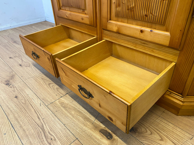 Sehr schöner Kleiderschrank in antikem Stil mit Schubladen I Schrank Dielenschrank Wäscheschrank Schlafzimmerschrank Garderobenschrank Landhaus Bauernschrank Vintage I