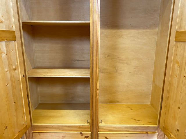 Sehr schöner Kleiderschrank in antikem Stil mit Schubladen I Schrank Dielenschrank Wäscheschrank Schlafzimmerschrank Garderobenschrank Landhaus Bauernschrank Vintage I