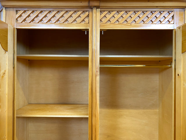 Sehr schöner Kleiderschrank in antikem Stil mit Schubladen I Schrank Dielenschrank Wäscheschrank Schlafzimmerschrank Garderobenschrank Landhaus Bauernschrank Vintage I