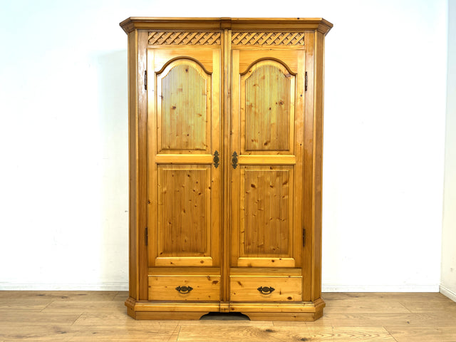 Sehr schöner Kleiderschrank in antikem Stil mit Schubladen I Schrank Dielenschrank Wäscheschrank Schlafzimmerschrank Garderobenschrank Landhaus Bauernschrank Vintage I