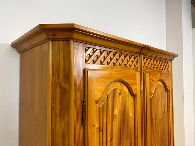 Sehr schöner Kleiderschrank in antikem Stil mit Schubladen I Schrank Dielenschrank Wäscheschrank Schlafzimmerschrank Garderobenschrank Landhaus Bauernschrank Vintage I
