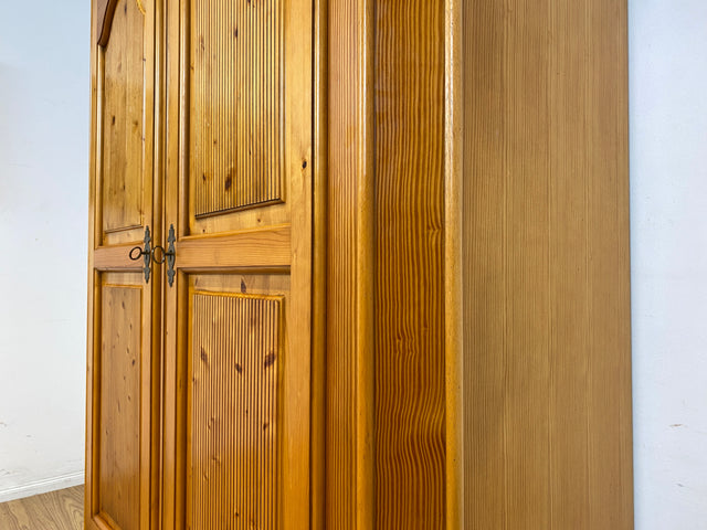 Sehr schöner Kleiderschrank in antikem Stil mit Schubladen I Schrank Dielenschrank Wäscheschrank Schlafzimmerschrank Garderobenschrank Landhaus Bauernschrank Vintage I