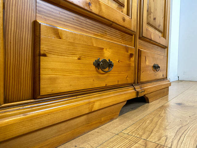 Sehr schöner Kleiderschrank in antikem Stil mit Schubladen I Schrank Dielenschrank Wäscheschrank Schlafzimmerschrank Garderobenschrank Landhaus Bauernschrank Vintage I