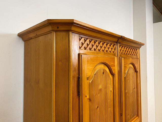 Sehr schöner Kleiderschrank in antikem Stil mit Schubladen I Schrank Dielenschrank Wäscheschrank Schlafzimmerschrank Garderobenschrank Landhaus Bauernschrank Vintage I