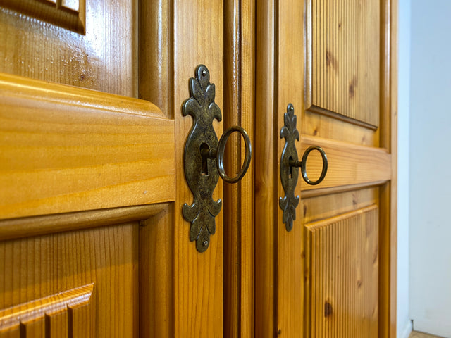 Sehr schöner Kleiderschrank in antikem Stil mit Schubladen I Schrank Dielenschrank Wäscheschrank Schlafzimmerschrank Garderobenschrank Landhaus Bauernschrank Vintage I