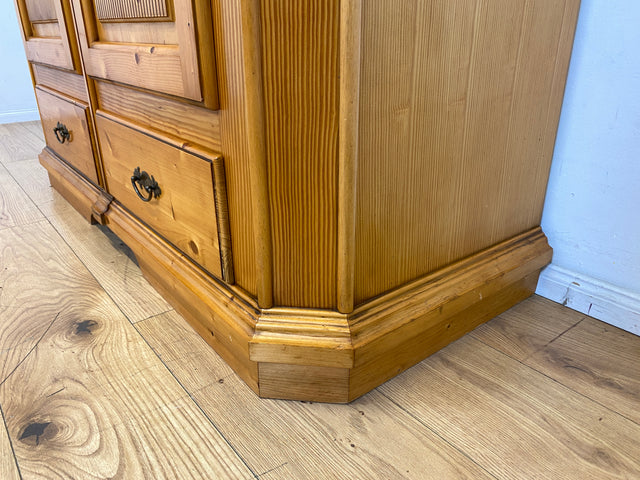 Sehr schöner Kleiderschrank in antikem Stil mit Schubladen I Schrank Dielenschrank Wäscheschrank Schlafzimmerschrank Garderobenschrank Landhaus Bauernschrank Vintage I