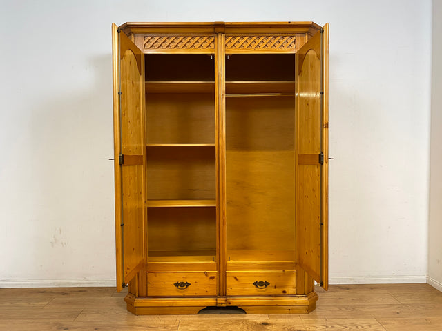 Sehr schöner Kleiderschrank in antikem Stil mit Schubladen I Schrank Dielenschrank Wäscheschrank Schlafzimmerschrank Garderobenschrank Landhaus Bauernschrank Vintage I