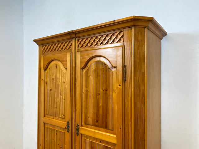 Sehr schöner Kleiderschrank in antikem Stil mit Schubladen I Schrank Dielenschrank Wäscheschrank Schlafzimmerschrank Garderobenschrank Landhaus Bauernschrank Vintage I