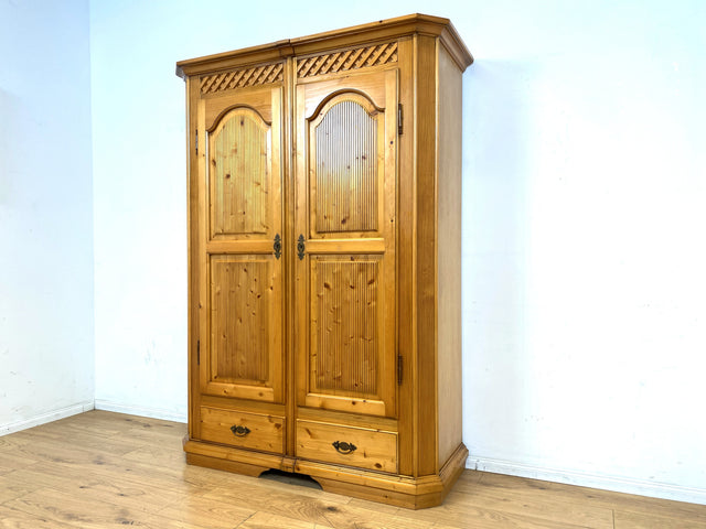 Sehr schöner Kleiderschrank in antikem Stil mit Schubladen I Schrank Dielenschrank Wäscheschrank Schlafzimmerschrank Garderobenschrank Landhaus Bauernschrank Vintage I