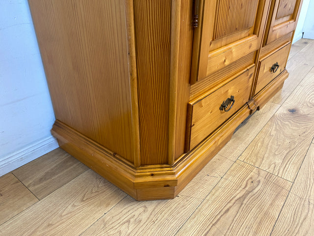 Sehr schöner Kleiderschrank in antikem Stil mit Schubladen I Schrank Dielenschrank Wäscheschrank Schlafzimmerschrank Garderobenschrank Landhaus Bauernschrank Vintage I