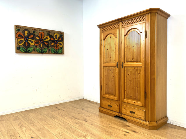 Sehr schöner Kleiderschrank in antikem Stil mit Schubladen I Schrank Dielenschrank Wäscheschrank Schlafzimmerschrank Garderobenschrank Landhaus Bauernschrank Vintage I