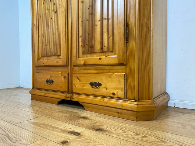 Sehr schöner Kleiderschrank in antikem Stil mit Schubladen I Schrank Dielenschrank Wäscheschrank Schlafzimmerschrank Garderobenschrank Landhaus Bauernschrank Vintage I