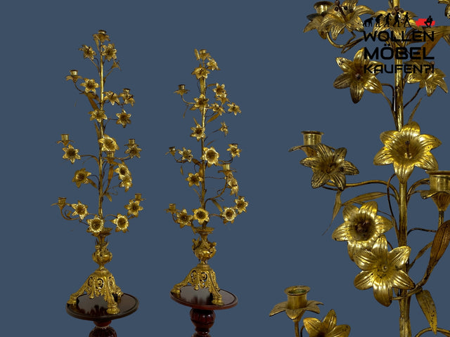 Set aus 2 sehr großen und prachtvollen vergoldeten antiken Kerzenleuchter aus Messing mit Lilien und Engelsfiguren I vermutlich Frankreich um 1900 I Kandelaber Kerzenständer Prunkleuchter Barock Rokoko Goldene Vintage I