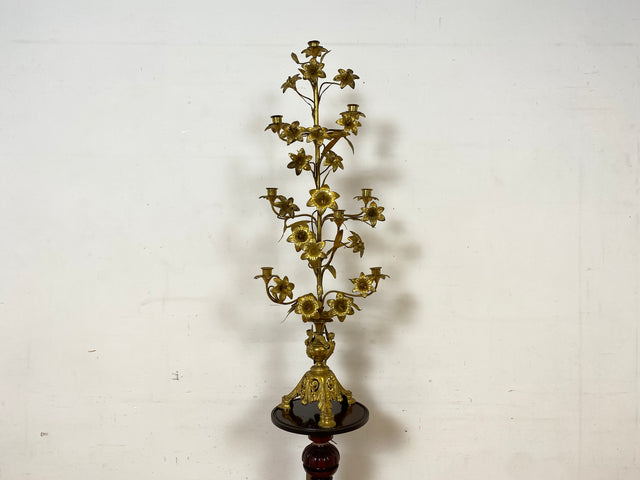 Set aus 2 sehr großen und prachtvollen vergoldeten antiken Kerzenleuchter aus Messing mit Lilien und Engelsfiguren I vermutlich Frankreich um 1900 I Kandelaber Kerzenständer Prunkleuchter Barock Rokoko Goldene Vintage I