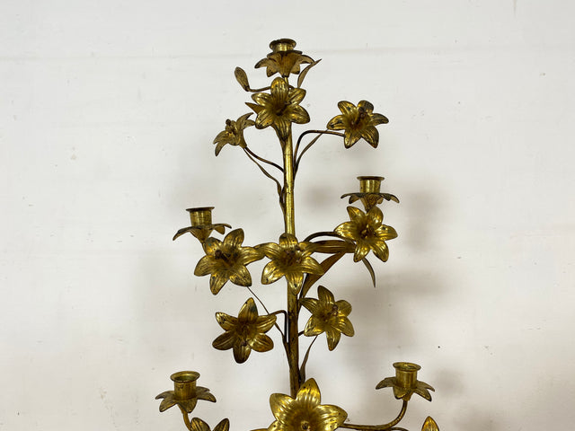 Set aus 2 sehr großen und prachtvollen vergoldeten antiken Kerzenleuchter aus Messing mit Lilien und Engelsfiguren I vermutlich Frankreich um 1900 I Kandelaber Kerzenständer Prunkleuchter Barock Rokoko Goldene Vintage I