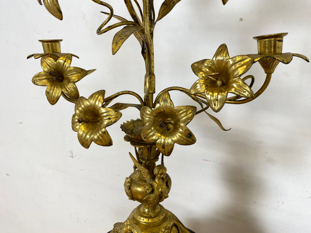 Set aus 2 sehr großen und prachtvollen vergoldeten antiken Kerzenleuchter aus Messing mit Lilien und Engelsfiguren I vermutlich Frankreich um 1900 I Kandelaber Kerzenständer Prunkleuchter Barock Rokoko Goldene Vintage I