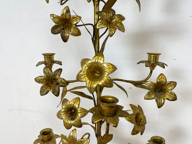 Set aus 2 sehr großen und prachtvollen vergoldeten antiken Kerzenleuchter aus Messing mit Lilien und Engelsfiguren I vermutlich Frankreich um 1900 I Kandelaber Kerzenständer Prunkleuchter Barock Rokoko Goldene Vintage I