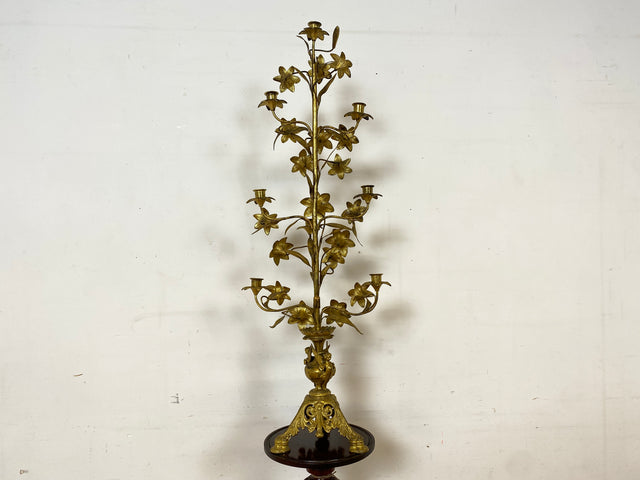 Set aus 2 sehr großen und prachtvollen vergoldeten antiken Kerzenleuchter aus Messing mit Lilien und Engelsfiguren I vermutlich Frankreich um 1900 I Kandelaber Kerzenständer Prunkleuchter Barock Rokoko Goldene Vintage I