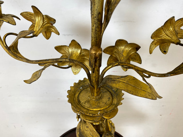 Set aus 2 sehr großen und prachtvollen vergoldeten antiken Kerzenleuchter aus Messing mit Lilien und Engelsfiguren I vermutlich Frankreich um 1900 I Kandelaber Kerzenständer Prunkleuchter Barock Rokoko Goldene Vintage I