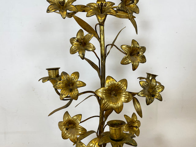 Set aus 2 sehr großen und prachtvollen vergoldeten antiken Kerzenleuchter aus Messing mit Lilien und Engelsfiguren I vermutlich Frankreich um 1900 I Kandelaber Kerzenständer Prunkleuchter Barock Rokoko Goldene Vintage I