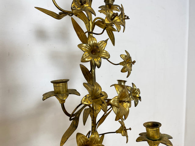 Set aus 2 sehr großen und prachtvollen vergoldeten antiken Kerzenleuchter aus Messing mit Lilien und Engelsfiguren I vermutlich Frankreich um 1900 I Kandelaber Kerzenständer Prunkleuchter Barock Rokoko Goldene Vintage I