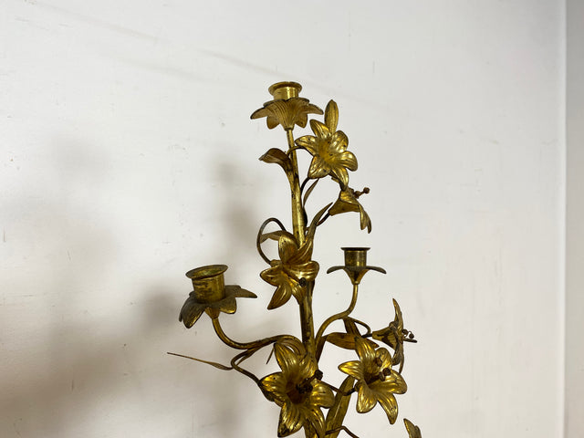 Set aus 2 sehr großen und prachtvollen vergoldeten antiken Kerzenleuchter aus Messing mit Lilien und Engelsfiguren I vermutlich Frankreich um 1900 I Kandelaber Kerzenständer Prunkleuchter Barock Rokoko Goldene Vintage I