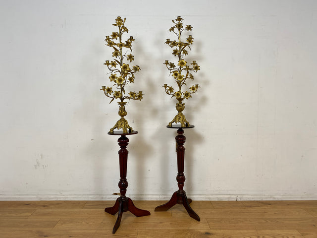 Set aus 2 sehr großen und prachtvollen vergoldeten antiken Kerzenleuchter aus Messing mit Lilien und Engelsfiguren I vermutlich Frankreich um 1900 I Kandelaber Kerzenständer Prunkleuchter Barock Rokoko Goldene Vintage I