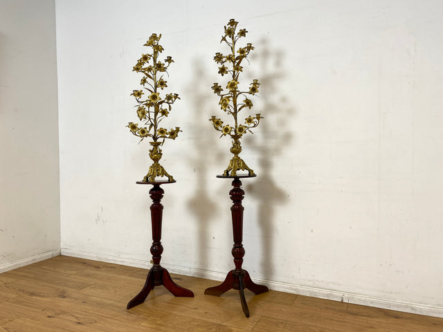 Set aus 2 sehr großen und prachtvollen vergoldeten antiken Kerzenleuchter aus Messing mit Lilien und Engelsfiguren I vermutlich Frankreich um 1900 I Kandelaber Kerzenständer Prunkleuchter Barock Rokoko Goldene Vintage I