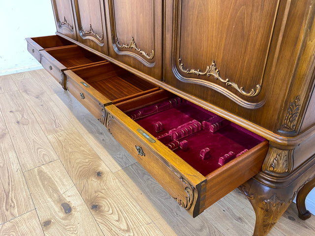 Eleganter und sehr gut erhaltener 60er Jahre Chippendale Schrank in Eiche mit Schubladen I Wohnzimmerschrank Sideboard Highboard Wäscheschrank Kleiderschrank Vintage Barock I