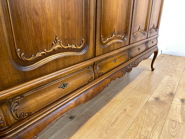 Eleganter und sehr gut erhaltener 60er Jahre Chippendale Schrank in Eiche mit Schubladen I Wohnzimmerschrank Sideboard Highboard Wäscheschrank Kleiderschrank Vintage Barock I