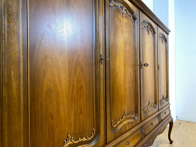 Eleganter und sehr gut erhaltener 60er Jahre Chippendale Schrank in Eiche mit Schubladen I Wohnzimmerschrank Sideboard Highboard Wäscheschrank Kleiderschrank Vintage Barock I